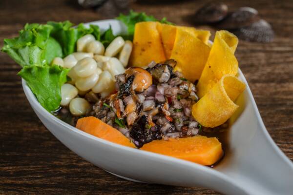 Ceviche conchas negras y pescado