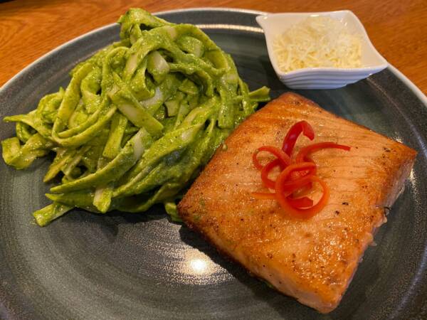 Spaghetti al pesto con Salmon